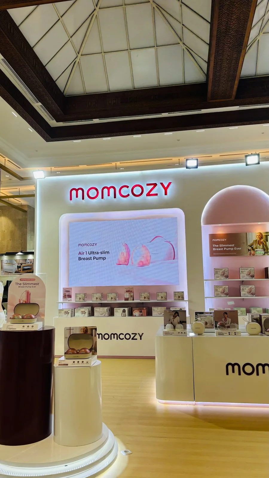 Layar LED dan display produk di booth Momcozy.