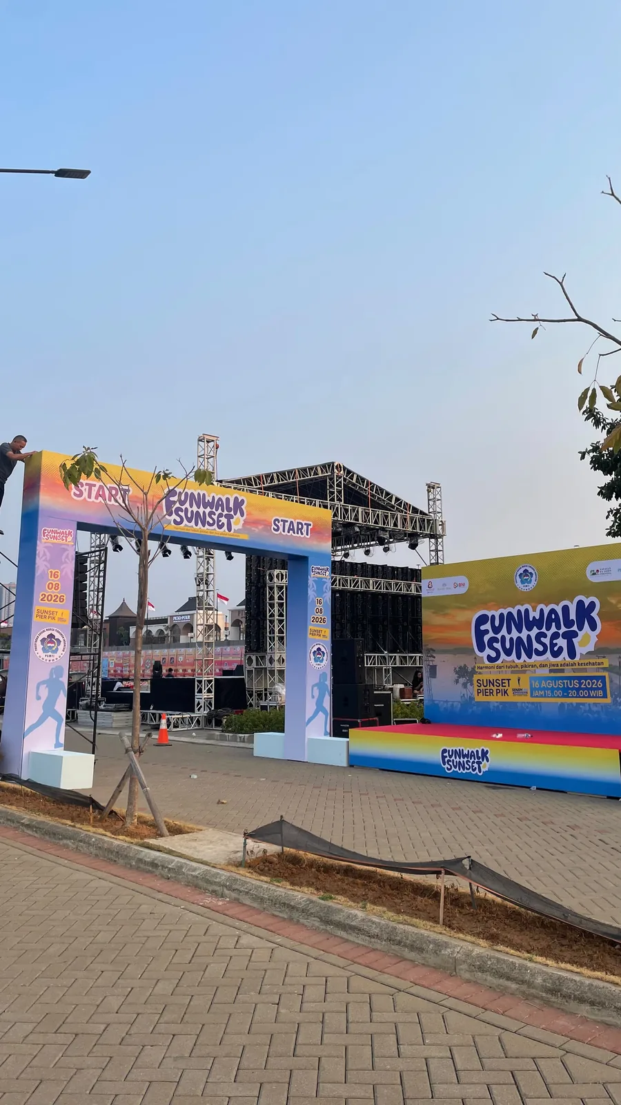 Gerbang start, panggung truss, dan backdrop Funwalk Sunset saat persiapan di Sunset Pier PIK.