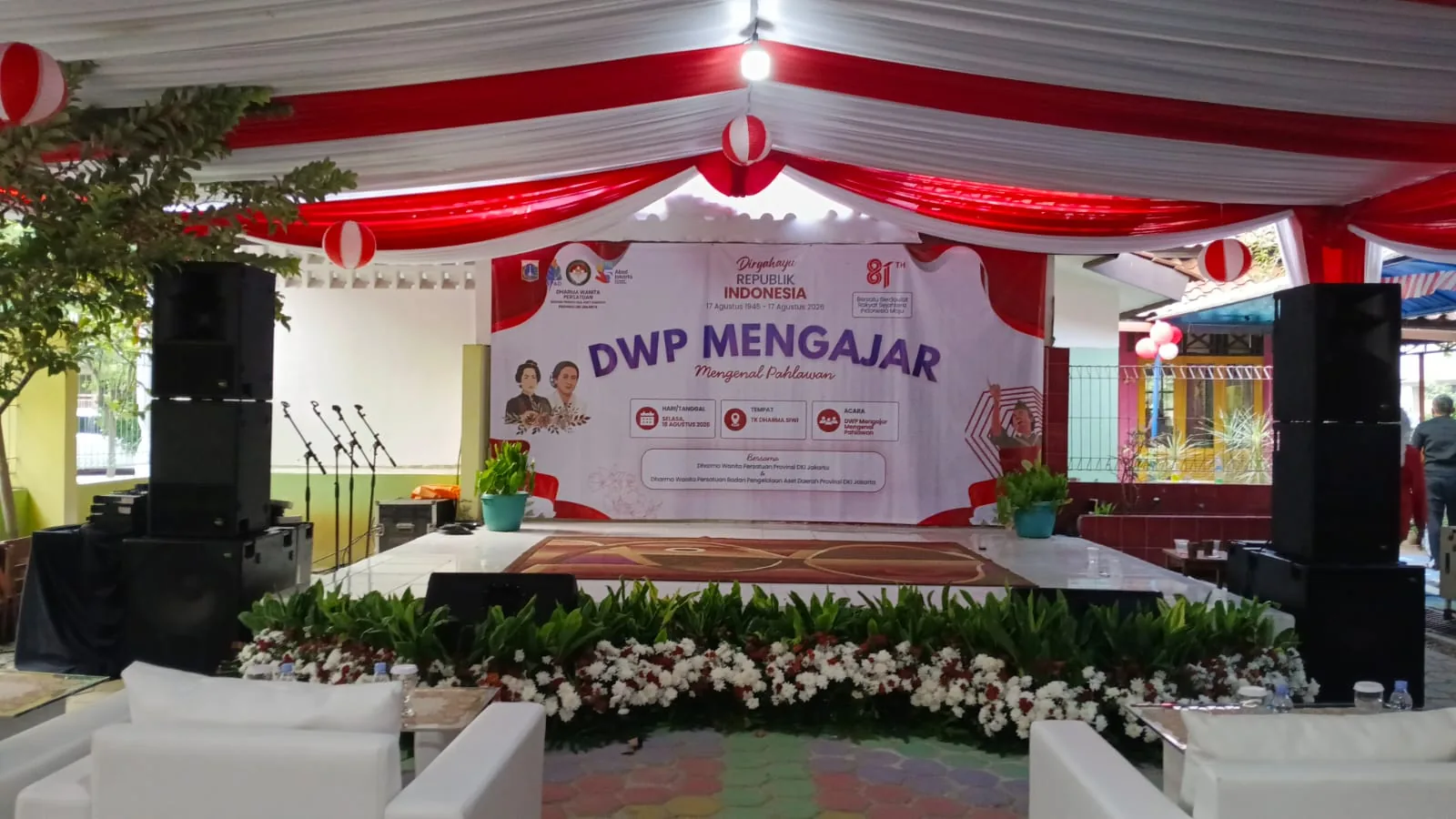 Panggung dan speaker di bawah tenda merah putih pada acara DWP Mengajar: Mengenal Pahlawan.