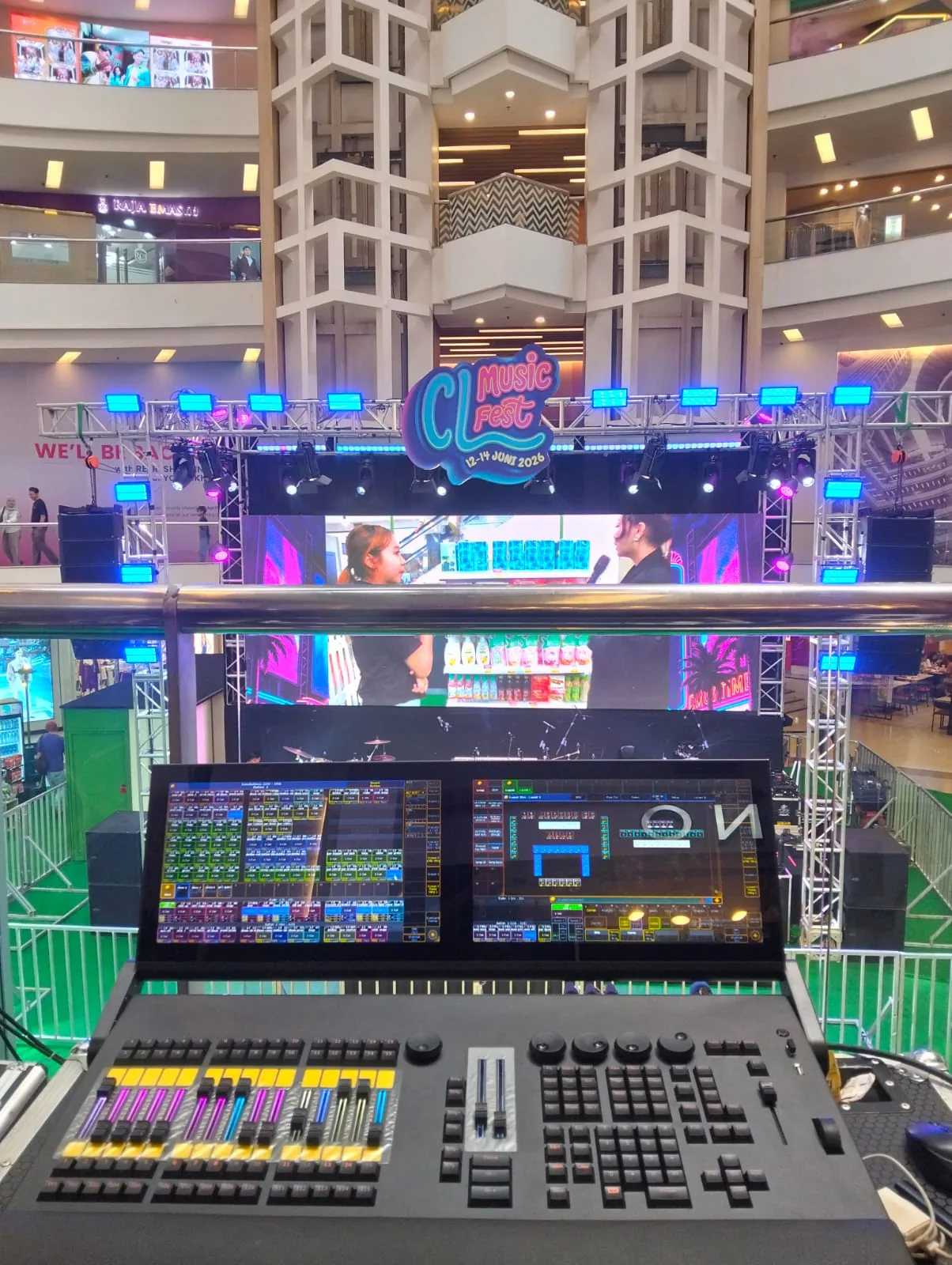 Konsol lighting menghadap panggung CL Music Fest di atrium Mal Ciputra Jakarta.