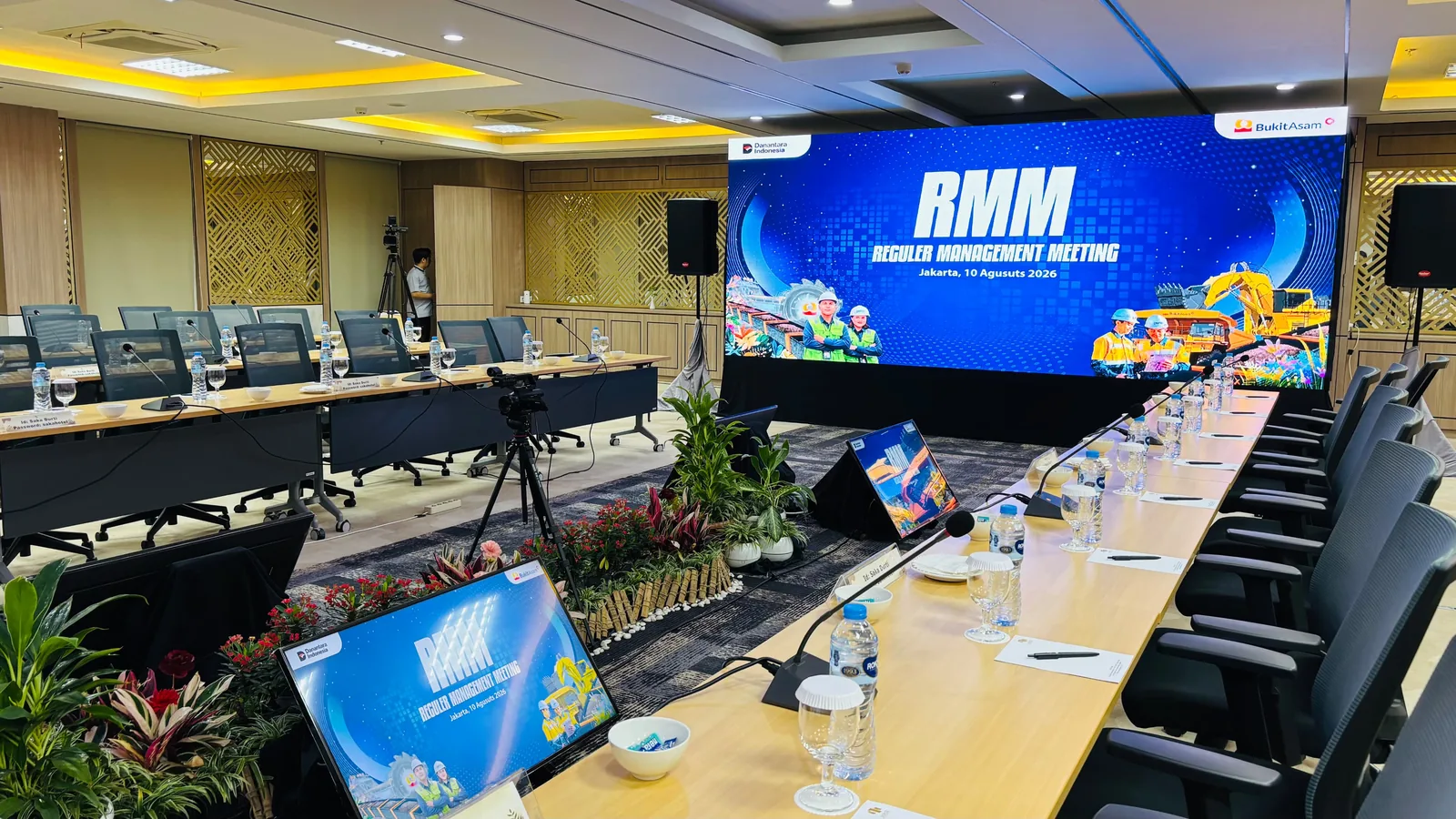 Mikrofon meja dan layar LED pada Reguler Management Meeting Bukit Asam.