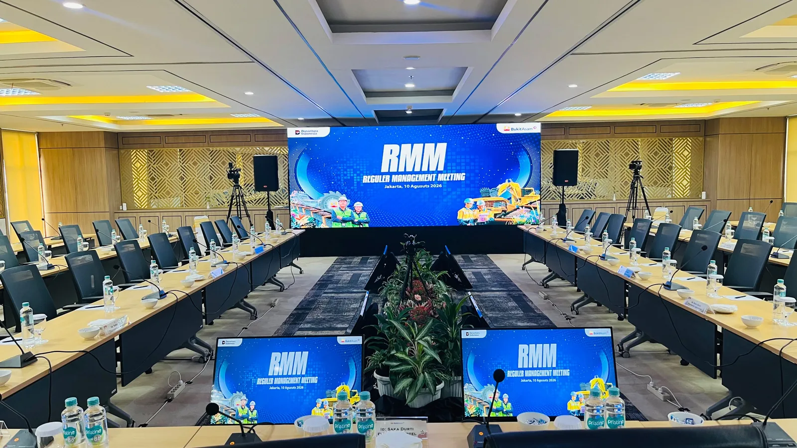 Layar LED dan meja rapat bentuk U pada Reguler Management Meeting Bukit Asam di Jakarta.