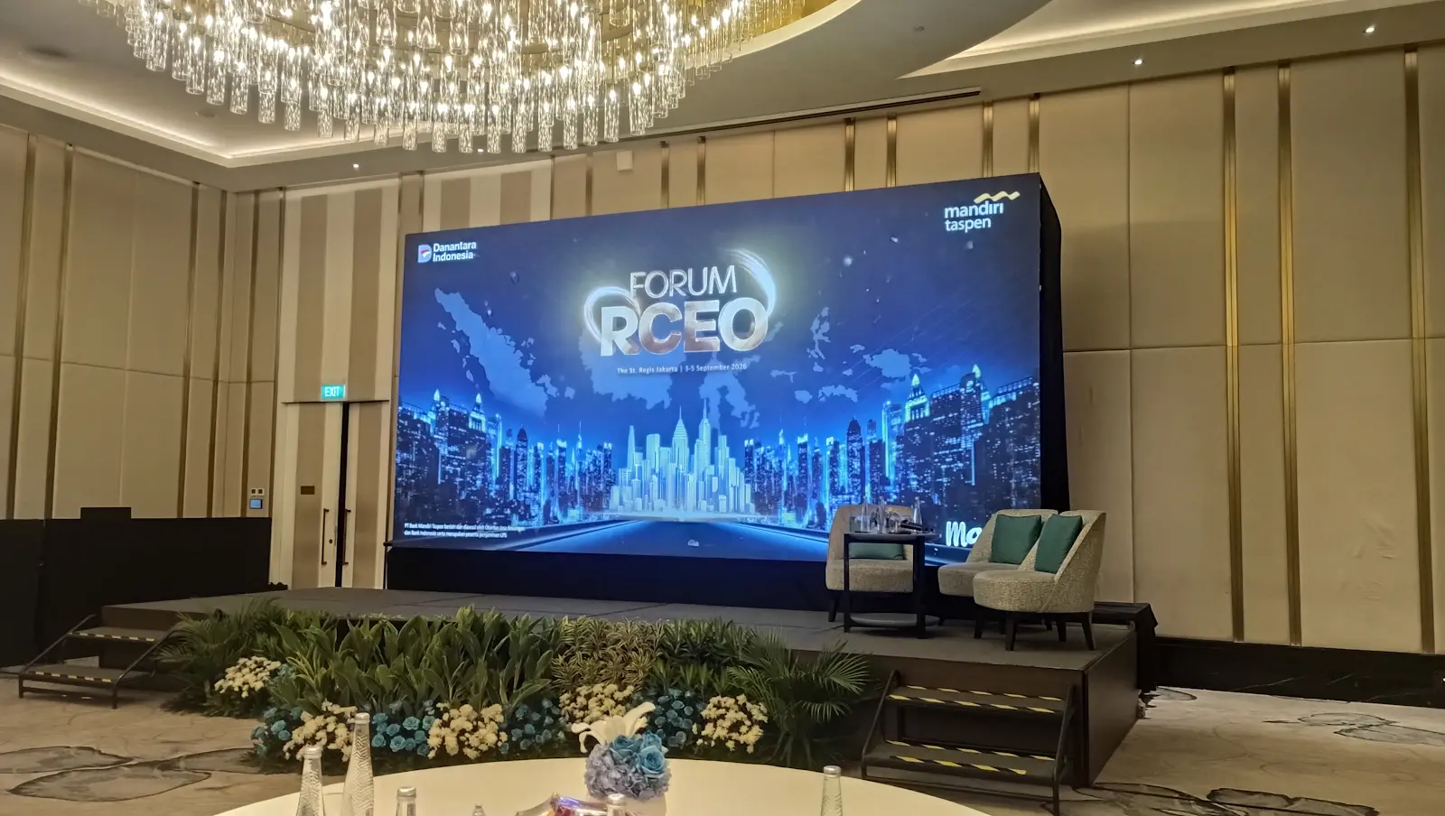 Layar LED Forum RCEO dan kursi pembicara di The St. Regis Jakarta.
