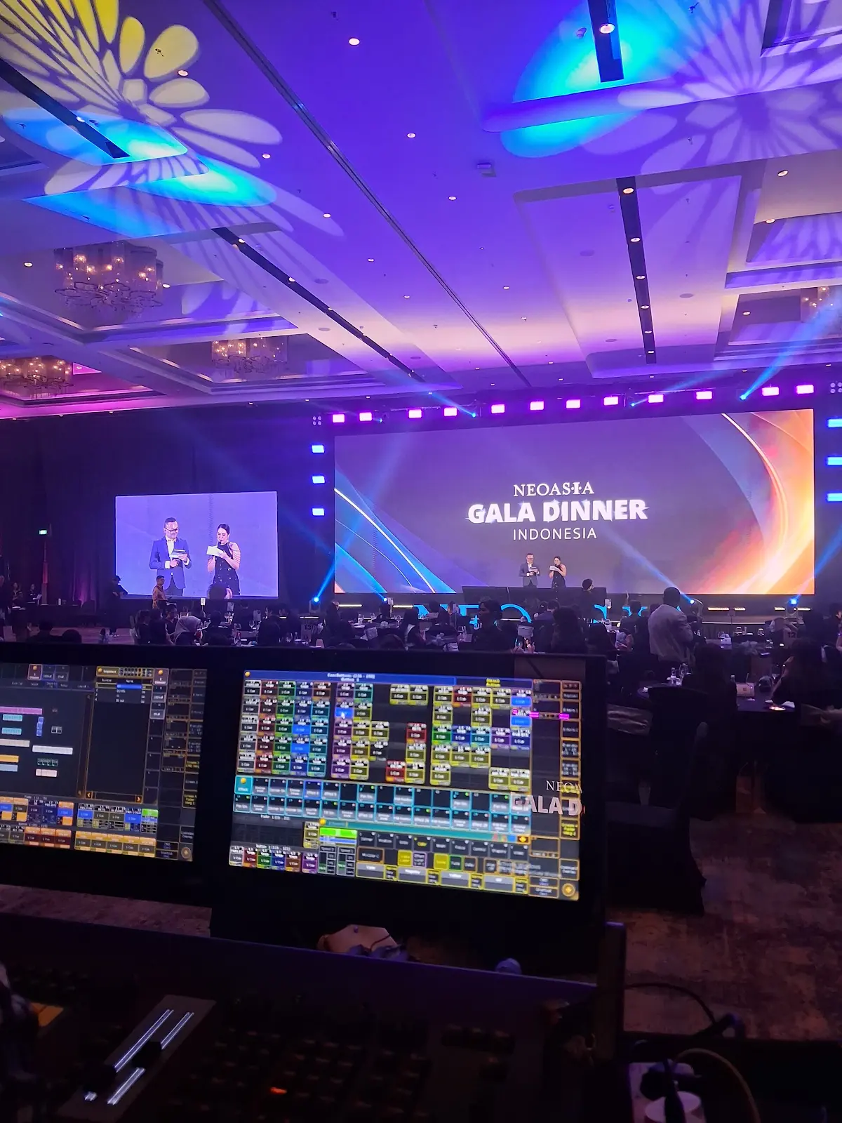 Meja kontrol dan panggung Neoasia Gala Dinner.