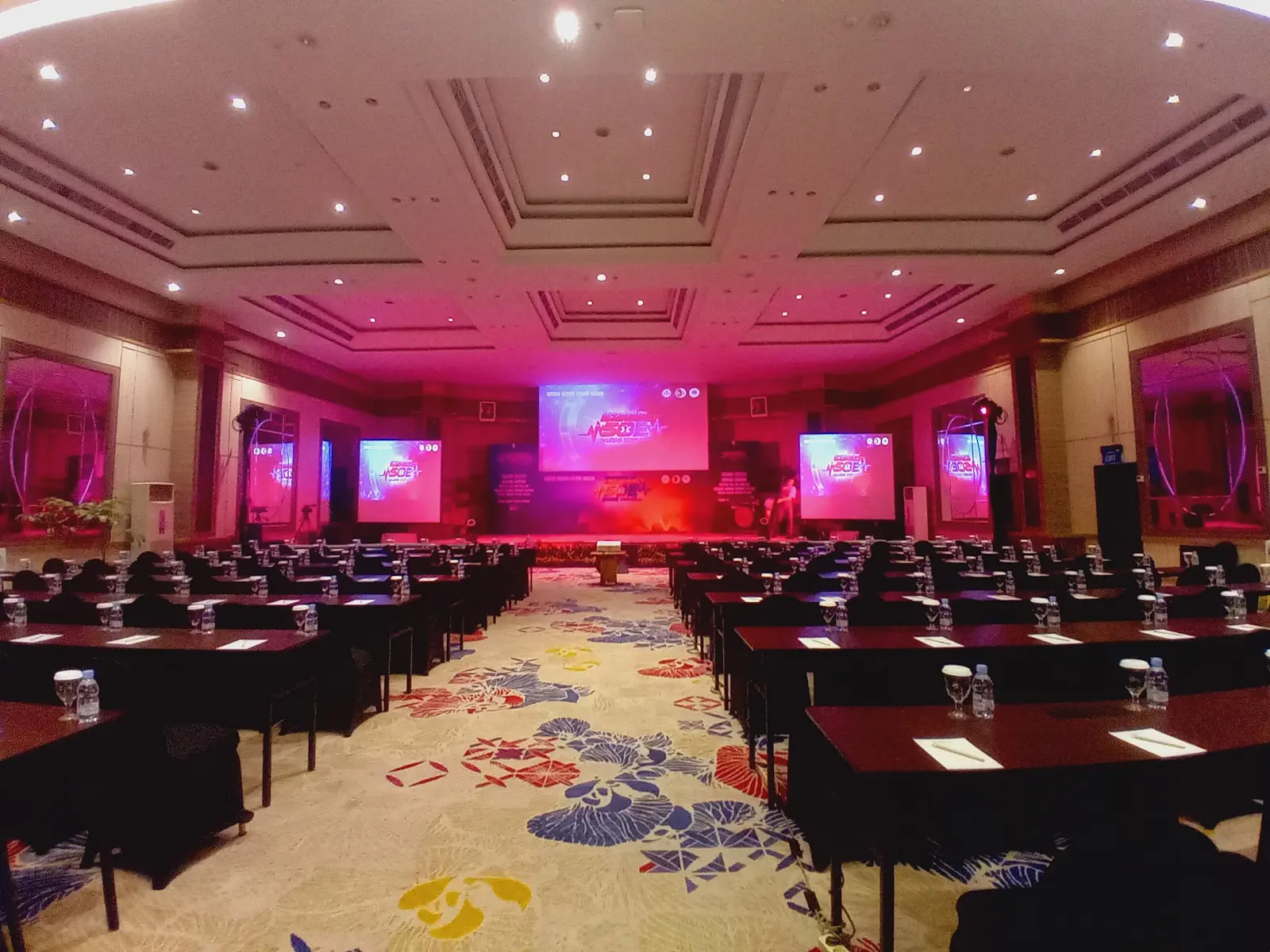 Pencahayaan merah pada panggung SOE di Hotel Lumire.