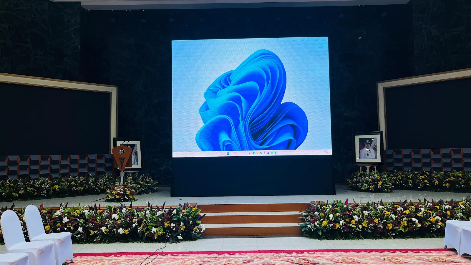 Tampilan depan layar LED dan podium di Balai Kota Jakarta.