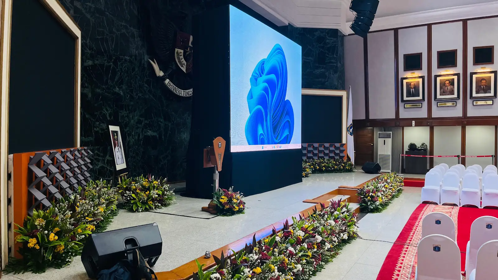 Layar LED dan podium di Balai Kota Jakarta, dilihat dari samping.