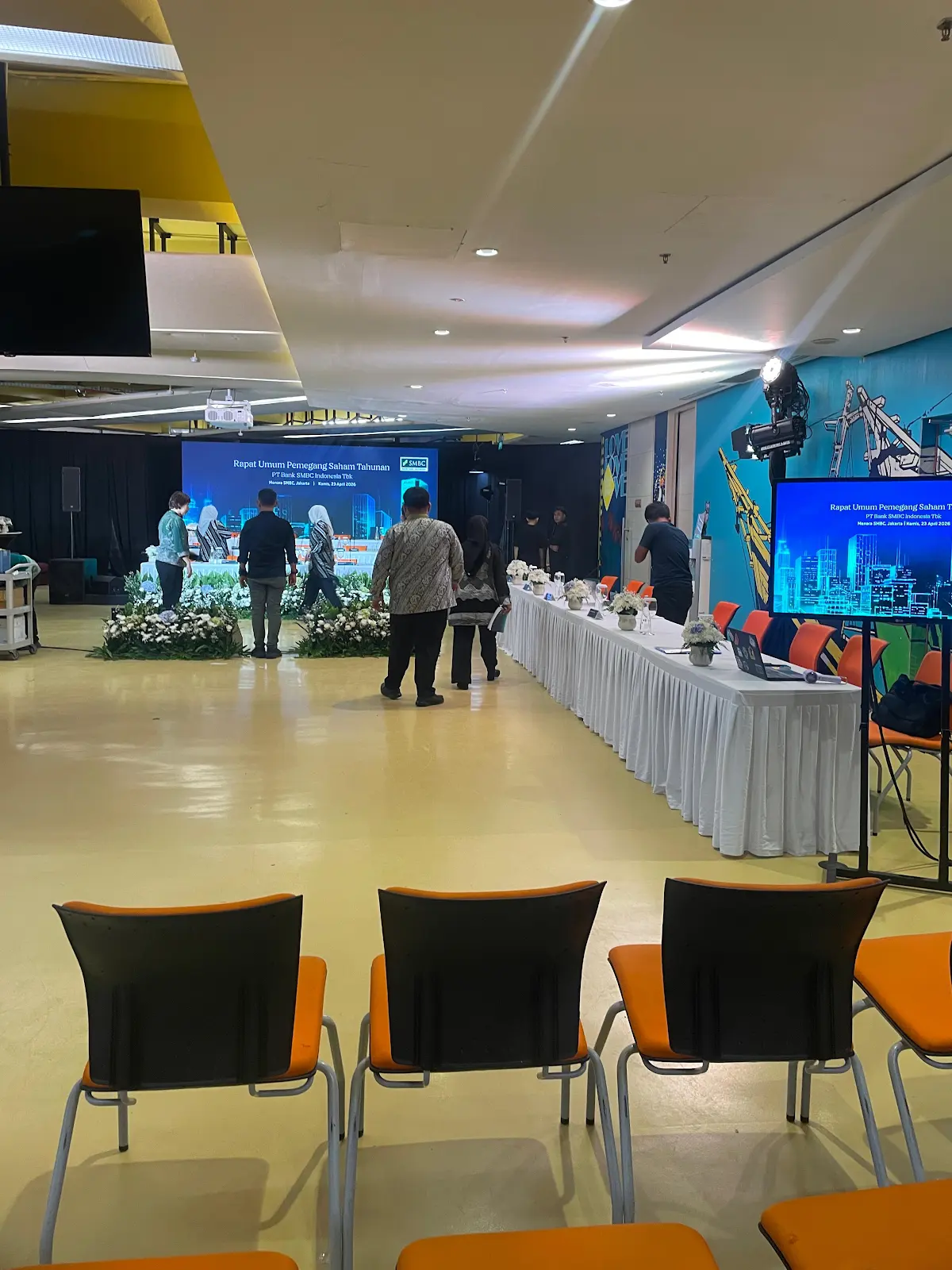 TV samping dan susunan meja pada RUPS Bank SMBC.